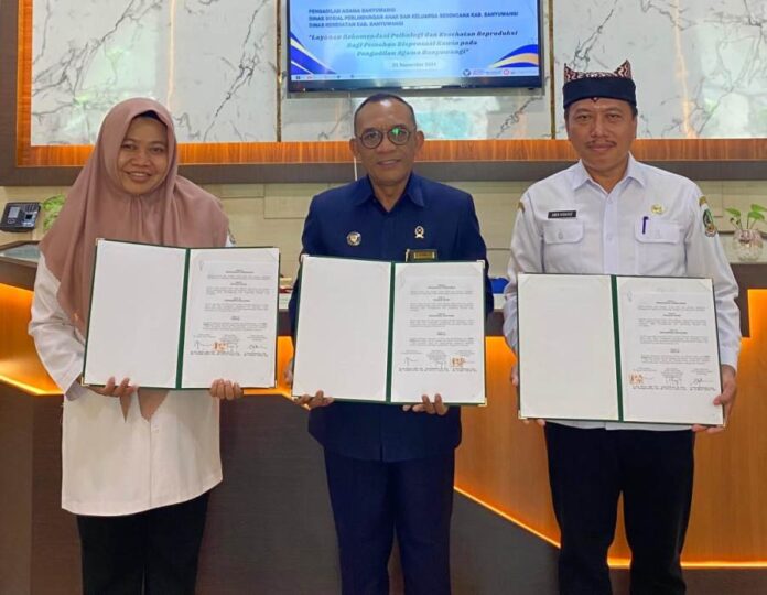 Penandatanganan kesepakatan untuk menekan pernikahan dini di Kabupaten Banyuwangi. (Foto/Humas Pemkab Banyuwangi)