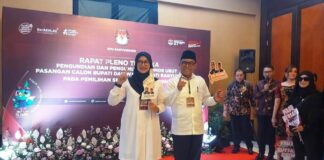 Paslon Bupati dan Wakil Bupati Banyuwangi, Ipuk-Muji usai pengundian nomor urut dalam Pilkada, Senin (23/92024). (Foto/udi)