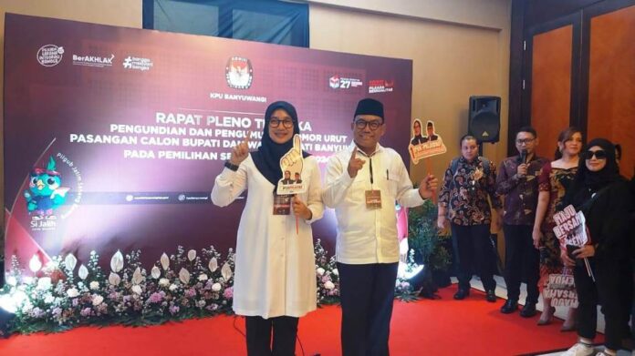 Ipuk - Muji Paslon Bupati dan Wakil Bupati Banyuwangi, Ipuk-Muji usai pengundian nomor urut dalam Pilkada, Senin (23/92024). (Foto/udi)