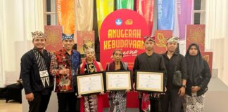 Tiga maestro Banyuwangi mendapatkan Anugerah Kebudayaan Indonesia (AKI) dari Kementerian Pendidikan Kebudayaan Ristek dan Teknologi. (Foto/Humas Pemkab Banyuwangi)