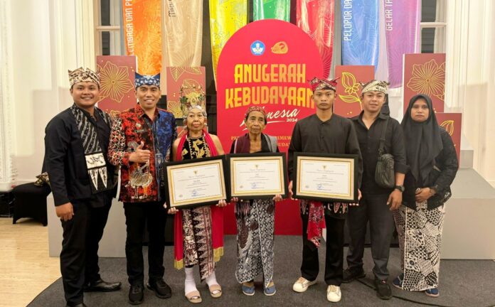 MAESTRO Tiga maestro Banyuwangi mendapatkan Anugerah Kebudayaan Indonesia (AKI) dari Kementerian Pendidikan Kebudayaan Ristek dan Teknologi. (Foto/Humas Pemkab Banyuwangi)