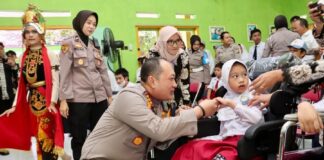 Kapolresta Banyuwangi Kombes Pol. Nanang Haryono bersama rombongan Polwan berkunjung ke SLB Negeri Banyuwangi, Senin (2/9/2024). (Foto/Humas Polresta Banyuwangi)