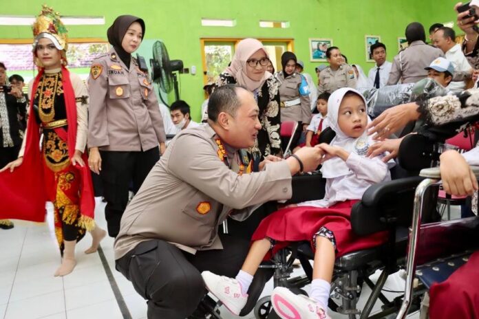 WhatsApp Image 2024-09-02 at 07.23.20 Kapolresta Banyuwangi Kombes Pol. Nanang Haryono bersama rombongan Polwan berkunjung ke SLB Negeri Banyuwangi, Senin (2/9/2024). (Foto/Humas Polresta Banyuwangi)