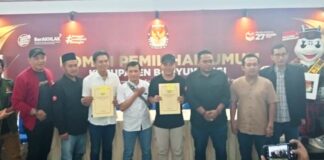 Jajaran KPU Banyuwangi menyerahkan berkas hasil verifikasi administrasi dan rinkes balon Bupati-Wabup, Jumat (6/9/2024). (Foto/udi)