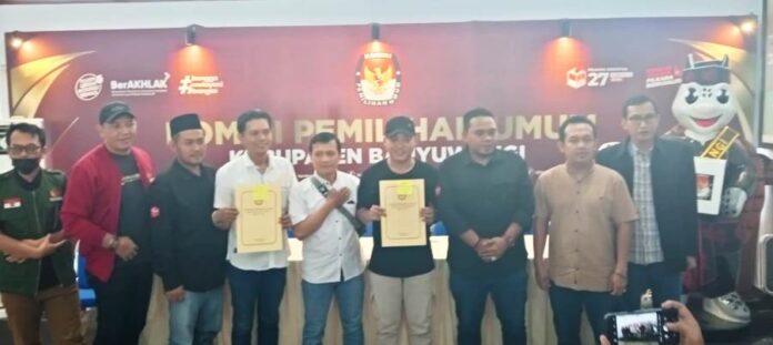 WhatsApp Image 2024-09-06 at 07.35.10 Jajaran KPU Banyuwangi menyerahkan berkas hasil verifikasi administrasi dan rinkes balon Bupati-Wabup, Jumat (6/9/2024). (Foto/udi)