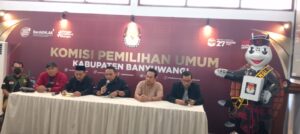 Ketua KPU Banyuwangi Dian Purnawan mengumumkan hasil verifikasi dua balon Bupati-Wabup Banyuwangi, Jumat (6/9/2024). (Foto/udi)