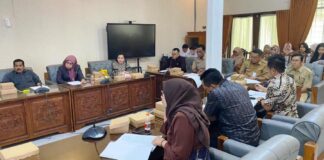 Panja DPRD Banyuwangi melakukan pembahasan rancangan tatib, Senin (9/9/2024). (Foto/udi)