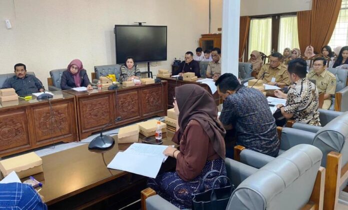 Panja DPRD Banyuwangi melakukan pembahasan rancangan tatib, Senin (9/9/2024). (Foto/udi)