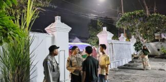 Polisi melakukan olah TKP penusukan dua sejoli di depan sebuah hotel di Giri, Banyuwangi, Kamis (19/9/2024) malam. (Foto/ist)