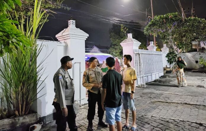 WhatsApp Image 2024-09-20 at 06.17.03 Polisi melakukan olah TKP penusukan dua sejoli di depan sebuah hotel di Giri, Banyuwangi, Kamis (19/9/2024) malam. (Foto/ist)