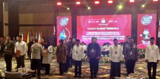 Penyerahan personel walkat kepada dua paslon Pilkada Banyuwangi, Senin (23/9/2024). (Foto/udi)