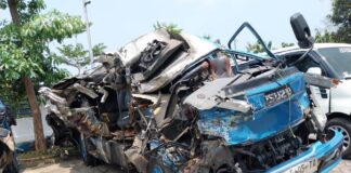 Kondisi mobil travel ringsek usai menabrak truk towing pengangkut eksavator di Jalan Raya Bangsring, Wongsorejo, Banyuwangi, Senin (23/9/2024). (Foto/ist)