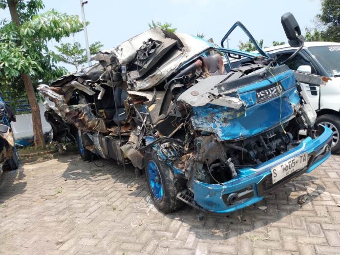 WhatsApp Image 2024-09-23 at 06.54.43 Kondisi mobil travel ringsek usai menabrak truk towing pengangkut eksavator di Jalan Raya Bangsring, Wongsorejo, Banyuwangi, Senin (23/9/2024). (Foto/ist)