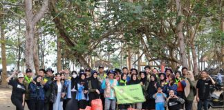 Aksi clean up day digelar Greeneration Foundation bersama EmviTrust, Benih Baik dan Grab di Pantai Cemara, Pancer, Pesanggaran, Banyuwangi, Minggu (22/9/2024). (Foto/ist)