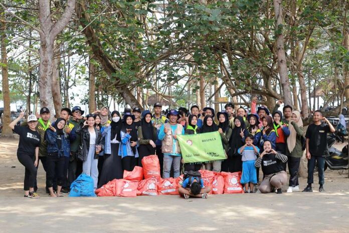 WhatsApp Image 2024-09-27 at 11.33.34 Aksi clean up day digelar Greeneration Foundation bersama EmviTrust, Benih Baik dan Grab di Pantai Cemara, Pancer, Pesanggaran, Banyuwangi, Minggu (22/9/2024). (Foto/ist)