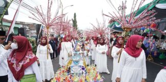Warga Banyuwangi menggelar tradisi endhog-endhogan Memperingati Maulid Nabi Muhammad SAW, Senin (16/9/2024). (Foto/Humas Pemkab Banyuwangi)