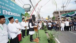 Bupati Banyuwangi Ipuk Fiestiandani melepas Festival Endog-endogan. (Foto/Humas Pemkab Banyuwangi)