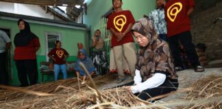 Perajin sedang membuat anyaman ilalang. Kerajinan atap ilalang mendapat berkah seiring tumbuhnya pariwisata di Banyuwangi. (Foto/Humas Pemkab Banyuwangi).