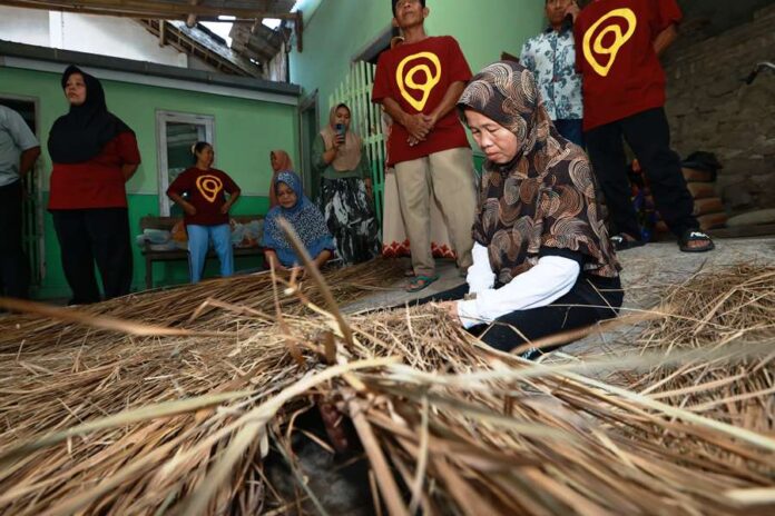 ilalang Perajin sedang membuat anyaman ilalang. Kerajinan atap ilalang mendapat berkah seiring tumbuhnya pariwisata di Banyuwangi. (Foto/Humas Pemkab Banyuwangi).