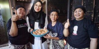 Perajin kue klemben di Desa Kemiren, Banyuwangi bertahan dengan cara tradisional. (Foto/Humas Pemkab Banyuwangi)