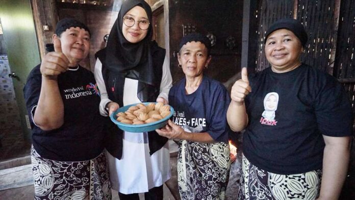 kue klemben Perajin kue klemben di Desa Kemiren, Banyuwangi bertahan dengan cara tradisional. (Foto/Humas Pemkab Banyuwangi)