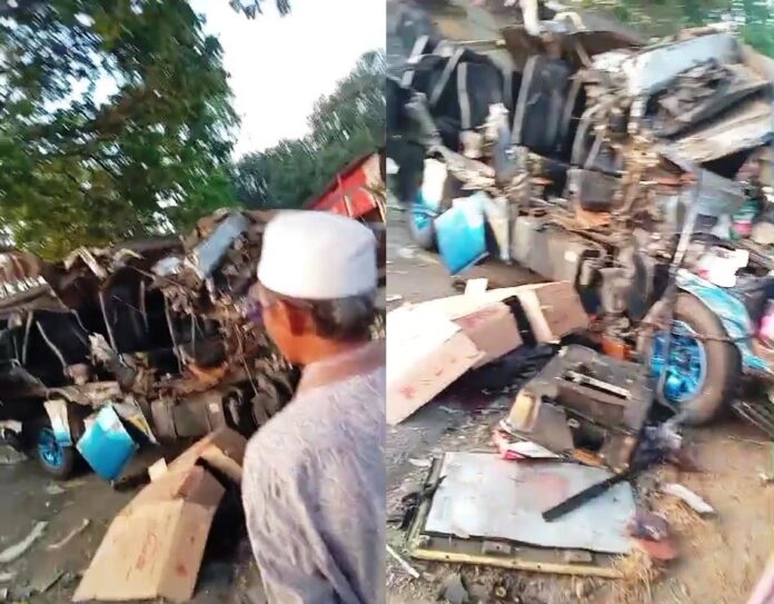 laka Kendaraan travel menabrak truk towing pengangkut bego di Jalan Raya Bangsring, Wongsorejo, Banyuwangi, Senin (23/9/2024). (Foto/ist)