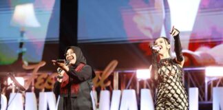 Bupati Banyuwangi Ipuk Fiestiandani berduet dengan Lyodra dalam Festival Musik Tepi Pantai, Senin (16/9/2024) malam. (Foto/Humas Pemkab Banyuwangi)