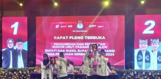 KPU Banyuwangi menggelar pengundian nomor urut paslon Pilkada, Senin (23/9/2024). (Foto/udi)