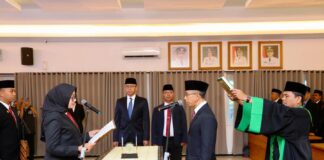 FOTO : Bupati Banyuwangi, Ipuk Fiestiandani melantik Pj.Sekda, Guntur Priambodo, Rabu (18/9/2024). (Foto/Humas Pemkab Banyuwangi)