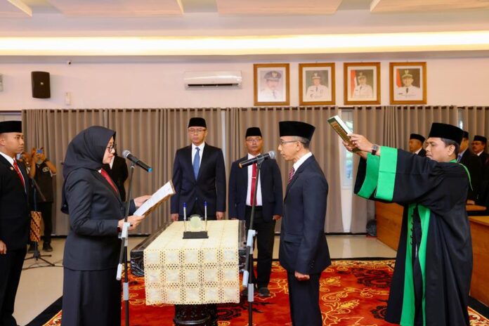 sekda FOTO : Bupati Banyuwangi, Ipuk Fiestiandani melantik Pj.Sekda, Guntur Priambodo, Rabu (18/9/2024). (Foto/Humas Pemkab Banyuwangi)