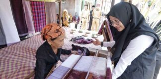 Bupati Banyuwangi Ipuk Fiestiandani mengunjungi perajin tenun tradisional di Desa Jambesari, Kecamatan Giri, Senin (9/9/2024). (Foto/Humas Pemkab Banyuwangi)