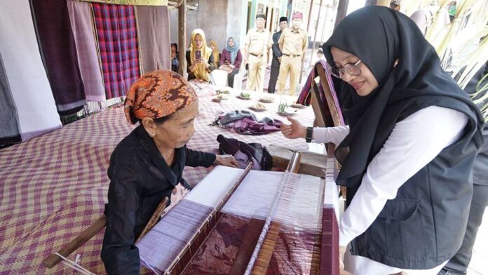 Bupati Banyuwangi Ipuk Fiestiandani mengunjungi perajin tenun tradisional di Desa Jambesari, Kecamatan Giri, Senin (9/9/2024). (Foto/Humas Pemkab Banyuwangi)