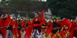 Warga Desa Yosomulyo, Kecamatan Gambiran, Banyuwangi membawakan tarian kolosal, Minggu (15/9/2024). (Foto/Humas Pemkab Banyuwangi)