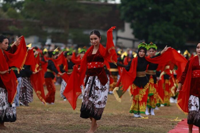 Warga Desa Yosomulyo, Kecamatan Gambiran, Banyuwangi membawakan tarian kolosal, Minggu (15/9/2024). (Foto/Humas Pemkab Banyuwangi)