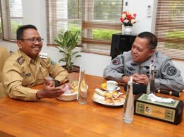 Plt Bupati Banyuwangi Sugirah bertemu Kepala Kantor Keamanan Laut Zona Maritim Tengah, Laksamana Pertama (Laksma) TNI Teguh Prasetya. (Foto/Humas Pemkab Banyuwangi)