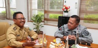 Plt Bupati Banyuwangi Sugirah bertemu Kepala Kantor Keamanan Laut Zona Maritim Tengah, Laksamana Pertama (Laksma) TNI Teguh Prasetya. (Foto/Humas Pemkab Banyuwangi)