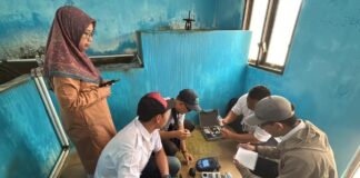 Kegiatan pengecekan kualitas air yang dikonsumsi warga Banyuwangi. (Foto/ist)