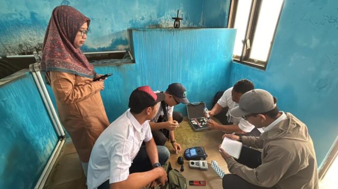 IMG-20241015-WA0041 Kegiatan pengecekan kualitas air yang dikonsumsi warga Banyuwangi. (Foto/ist)