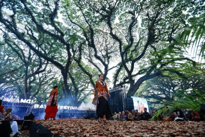 Banyuwangi Batik Festival yang mampu mendongkrak industri batik di Banyuwangi. (Foto/Humas Pemkab Banyuwangi)