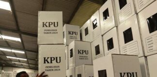 Petugas KPU Banyuwangi menata kotak suara untuk persiapan logistik Pilkada serentak 2024, Rabu (16/10/2024). (Foto/udi)