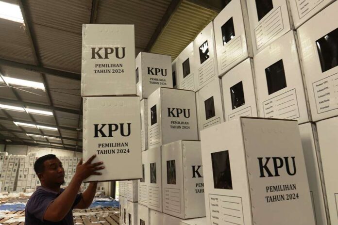 WhatsApp Image 2024-10-16 at 08.53.20 Petugas KPU Banyuwangi menata kotak suara untuk persiapan logistik Pilkada serentak 2024, Rabu (16/10/2024). (Foto/udi)