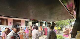 Satbinmas Polresta Banyuwangi membagikan sayuran gratis ke warga sembari mensosialisasikan kamtibmas, Jumat (18/10/2024). (Foto/ist)