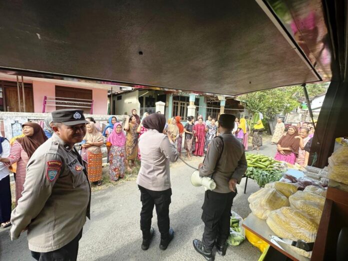 WhatsApp Image 2024-10-18 at 08.15.34 Satbinmas Polresta Banyuwangi membagikan sayuran gratis ke warga sembari mensosialisasikan kamtibmas, Jumat (18/10/2024). (Foto/ist)