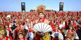 Ribuan penari Gandrung tampil dalam pagelaran Gandrung Sewu yang digelar Pemkab Banyuwangi, Sabtu (26/10/2024). (Foto/ist)