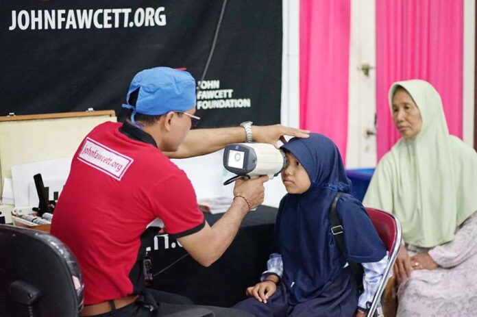 Warga Banyuwangi mendapatkan layanan operasi katarak gratis, Selasa (22/10/2024). (Foto/Humas Pemkab Banyuwangi)