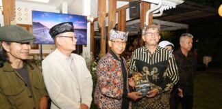 Peluncuran buku sastra dalam Jambore Sastra Asia Tenggara di Banyuwangi, Sabtu (25/10/2024) malam. (Foto/Humas Pemkab Banyuwangi)