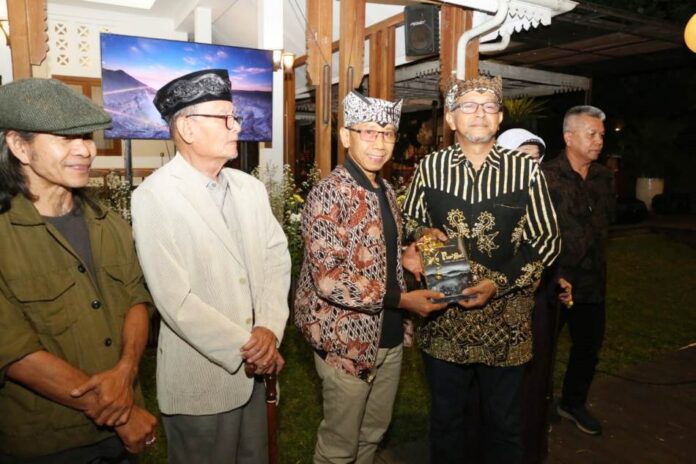 sastra Peluncuran buku sastra dalam Jambore Sastra Asia Tenggara di Banyuwangi, Sabtu (25/10/2024) malam. (Foto/Humas Pemkab Banyuwangi)