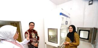 Bupati Banyuwangi Ipuk Fiestiandani meninjau persiapan layanan kemoterapi di RSUD Blambangan, Jumat (29/11/2024). (Foto/Humas Pemkab Banyuwangi)