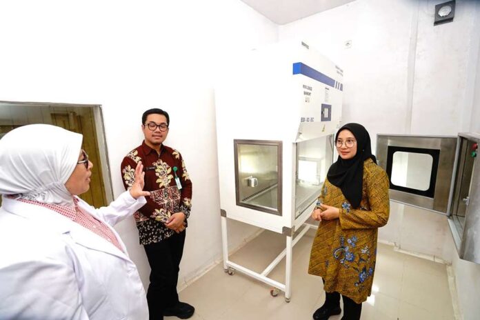 IMG-20241129-WA0045 Bupati Banyuwangi Ipuk Fiestiandani meninjau persiapan layanan kemoterapi di RSUD Blambangan, Jumat (29/11/2024). (Foto/Humas Pemkab Banyuwangi)
