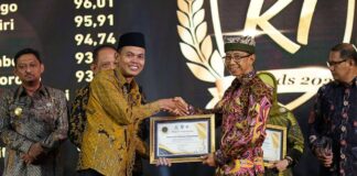 Pj. Sekda Banyuwangi menerima penghargaan dari Komisi Informasi. (Foto/ist)